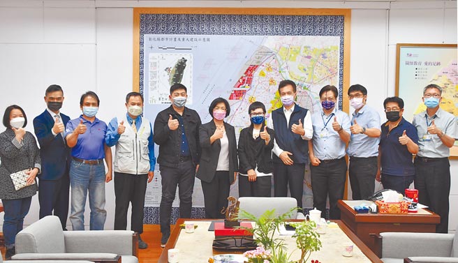 友聯國際集團計畫打造中友彰化新館，友聯國際集團執行董事李奇庭和總經理劉嘉誠等，15日拜會彰化縣長王惠美（左六）。（彰化縣政府提供／吳敏菁彰化傳真）