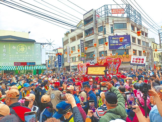 大甲妈銮轿进入大甲市区，入夜后在沿途信眾簇拥下遶四城门祈福。（陈淑娥摄）