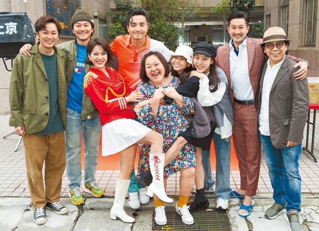 张书伟（左起）、杨铭威、苏晏霈、王少伟、锺欣凌、黄姵嘉、林筳谕、邱凯伟、许杰辉昨出席开镜仪式。（群之噰传播、伯乐影业提供）