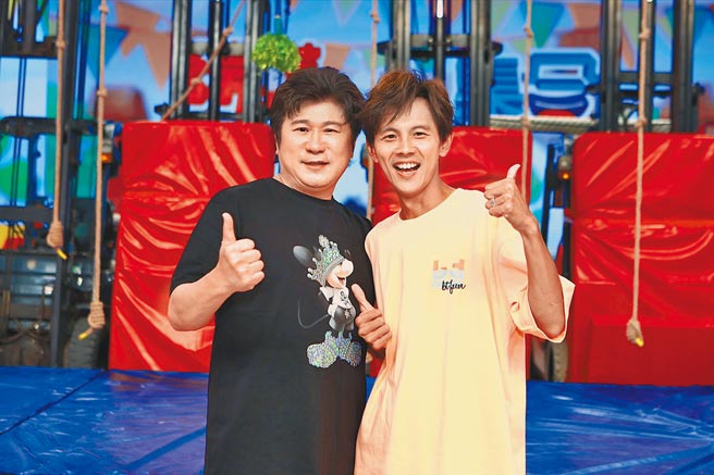 胡瓜（左）、阿翔主持的《综艺大集合》将持续加强防疫。（资料照片）