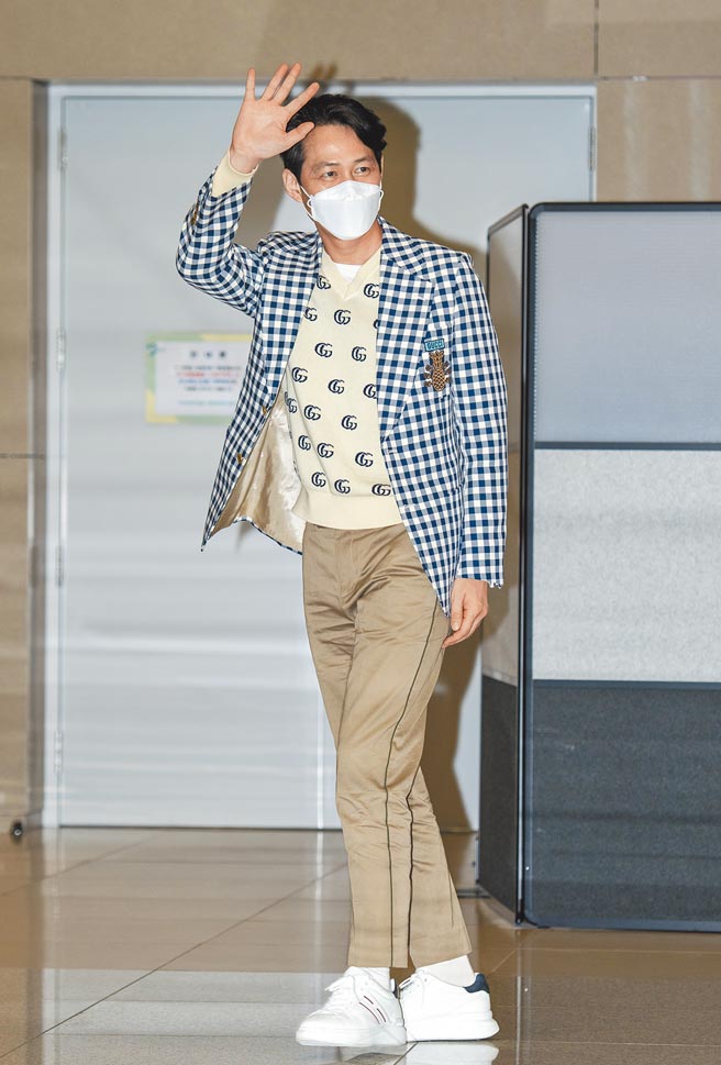 李政宰频频飞往欧美，机场私服常以Gucci亮相，以边条卡其裤搭配米色与鞋子，潇洒得体。（CFP）