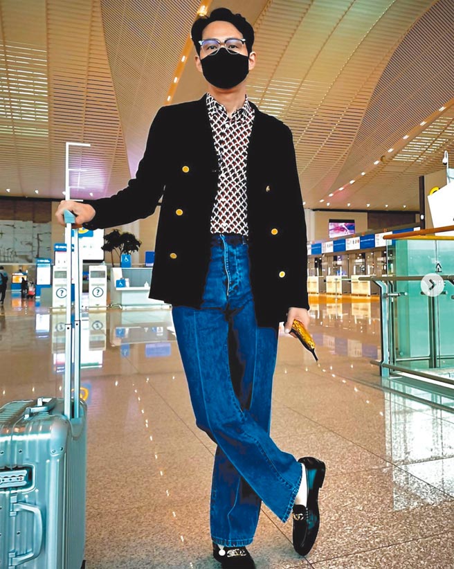 李政宰赴义大利参加活动，穿Gucci同双黑色皮鞋，混搭该牌外套与其他单品，手握着香蕉格外抢眼逗趣。（摘自李政宰IG）