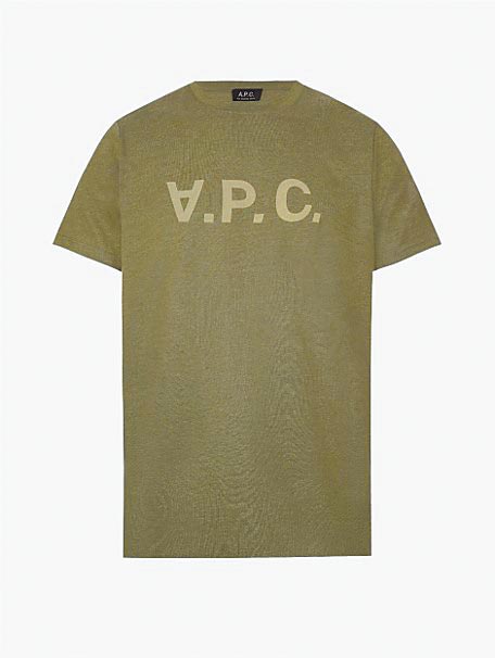 新光三越信义新天地A11 1F RTW  A.P.C.颠倒A大LOGO短T，3980元。（新光三越提供）