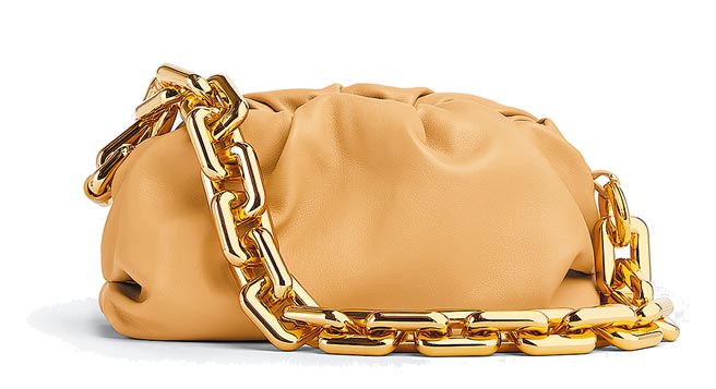 板桥大远百BV-TEEN CHAIN POUCH小牛皮金炼肩背包，10万1800元。（板桥大远百提供）