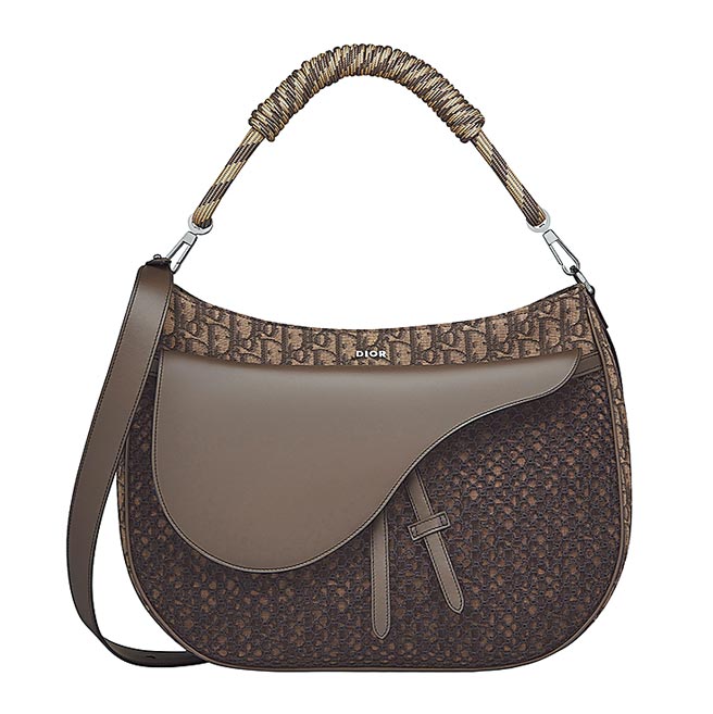 Dior 2022发表海滩胶囊系列，这是品牌首度与环保非营利组织Parley for the Oceans合作。而此次合作的胶囊系列也採用Parley Ocean Plastic研发的回收再制纱线与布料，并赋予Dior经典花纹如Dior Oblique（见图，Dior Saddle缇花马鞍软包12万5000元）。（Dior提供）