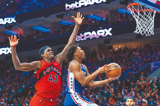 馬克塞（右）躲過席亞卡的封蓋準備上籃取分。（美聯社）