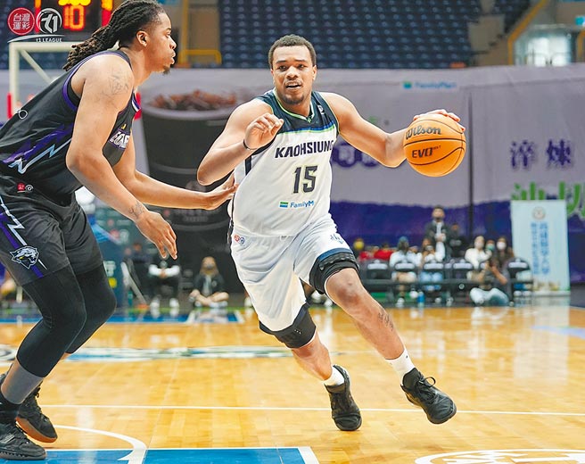 海神亚歷山大（右）尝试运球突破云豹威廉斯的防守。（T1联盟提供）