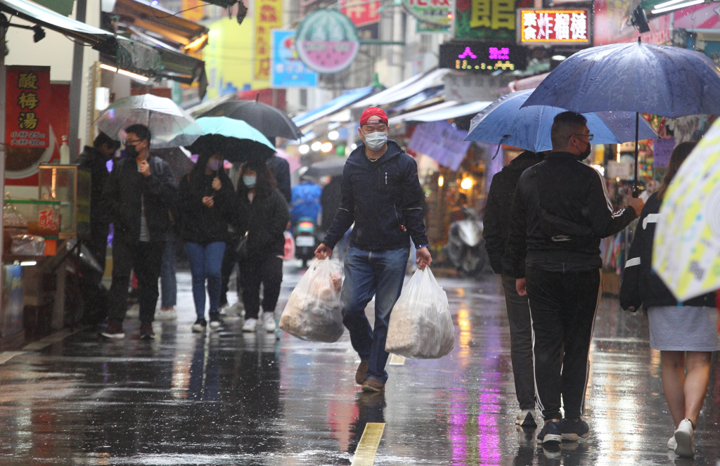 今華南雲雨帶增厚及東移，水氣最多，中部以北有局部雨，越晚雨越明顯。（資料照）