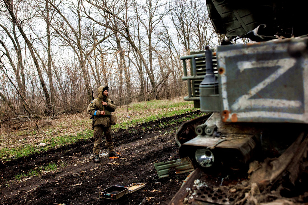 《纽约时报》在乌东农村胡萨里夫卡（Husarivka）发现乌军动用集束弹药（cluster munitions）的证据。图为胡萨里夫卡一座被摧毁的俄军反战机飞弹系统。（图／路透社）(photo:ChinaTimes)