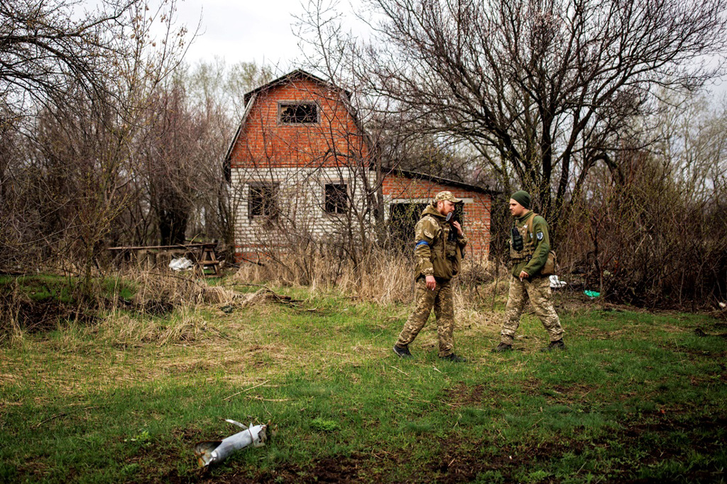 《纽约时报》在乌东农村胡萨里夫卡（Husarivka）发现乌军动用集束弹药（cluster munitions）的证据。图为胡萨里夫卡一处被弃置的俄军前哨。（图／路透社）(photo:ChinaTimes)