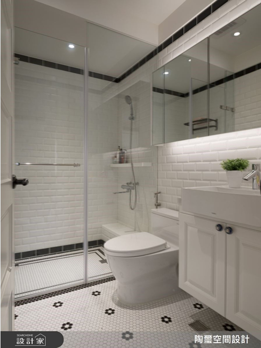 翻新後的浴廁空間，去除浴缸，採用乾濕分離，地面採黑白花磚，鏡箱增加收納空間亦拉寬空間感，使整體視覺更顯乾淨清爽。 (圖/設計家)
