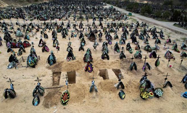 基辅地区尔平市内一处墓园内，近期内增加了大量的新坟，死者都是陆续发现的战争罹难者，场面怵目惊心。（图／路透）