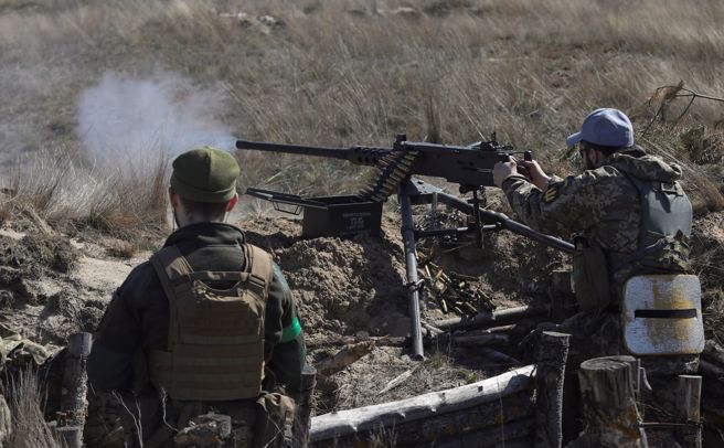 俄军将多个战线的兵力与武器集中，调往东线顿巴斯地区，让乌军离开他们熟悉的防区，进入顿巴斯这个地理上对俄军有利的决战点。图为乌克兰国防军积极演练应对即将来临的决战。（图／路透）