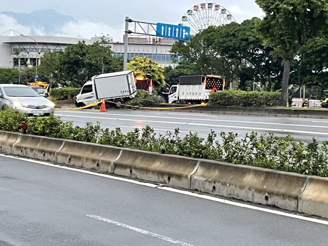 北市士林區承德路五段19日發生死亡車禍，一輛機車遭小貨車追撞，釀1死1傷。（翻攝自記者爆料網）