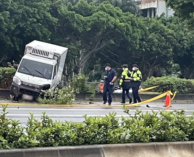 北市士林區承德路五段19日發生死亡車禍，一輛機車遭小貨車追撞，釀1死1傷。（翻攝自記者爆料網）