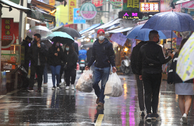 今華南雲雨帶增厚及東移，水氣最多，中部以北有局部雨，越晚雨越明顯。（資料照）
