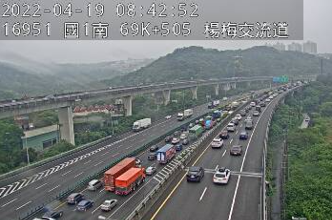 国到1号南下杨梅路段19日上午8时许发生2车追撞，时速成紫爆，后方车流回堵5公里。（翻摄自高公局）