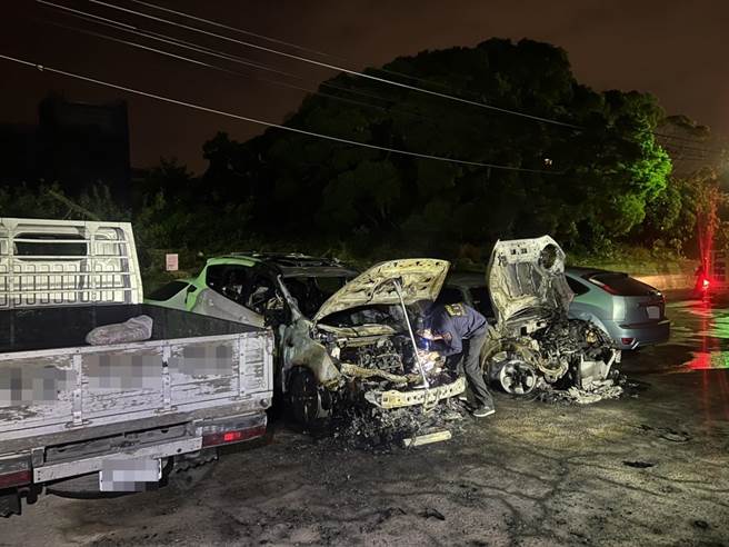 台中市西屯區國際街一處巷弄內私人土地停車場，凌晨發生火燒車意外，兩輛自小客車車頭幾乎被燒成廢鐵，還波及兩旁停放車輛。（民眾提供／謝瓊雲台中傳真）