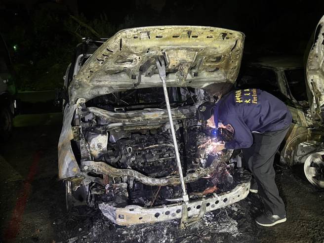 台中市西屯區國際街一處巷弄內私人土地停車場，凌晨發生火燒車意外，兩輛自小客車車頭幾乎被燒成廢鐵，還波及兩旁停放車輛。（民眾提供／謝瓊雲台中傳真）