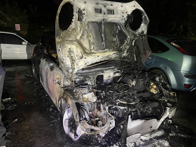 台中市西屯區國際街一處巷弄內私人土地停車場，凌晨發生火燒車意外，兩輛自小客車車頭幾乎被燒成廢鐵，還波及兩旁停放車輛。（民眾提供／謝瓊雲台中傳真）