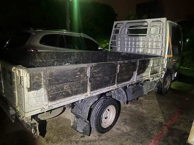 台中市西屯區國際街一處巷弄內私人土地停車場，凌晨發生火燒車意外，兩輛自小客車車頭幾乎被燒成廢鐵，還波及兩旁停放車輛。（民眾提供／謝瓊雲台中傳真）