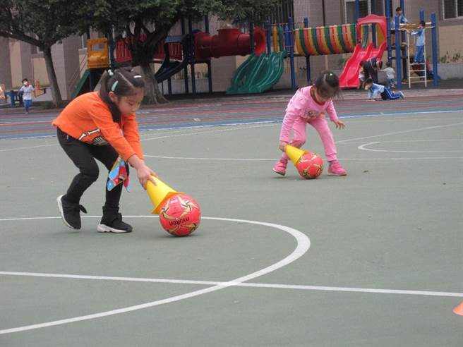 台北市大安区大安国小附幼引导幼儿熟悉操控足球的技巧。（教育部提供／林志成台北传真）