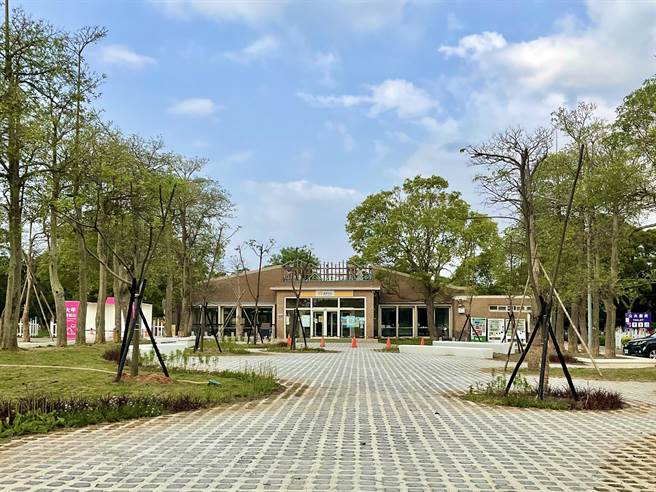 大甲铁砧山旅服中心停车场目前已完工，全新转型亮相。（台中市观旅局提供）