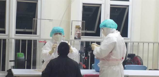 荣民医院18日晚间10点多至桃园警分局5楼礼堂针对分局本部同仁274人PCR採检。（桃园警分局提供／陈梦茹桃园传真）