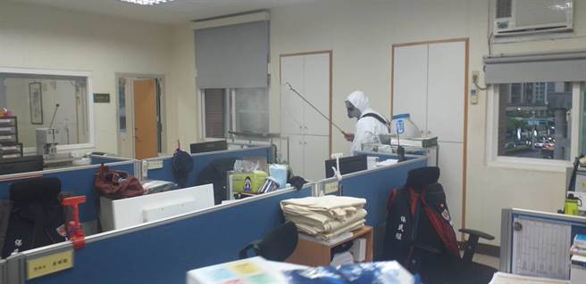 清消人员于分局内外全面性消毒。（桃园警分局提供／陈梦茹桃园传真）