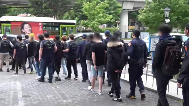 王姓男子等人因感情纠纷将一名少年押上阳明山围殴，士林分局带回主嫌等14人，讯后将移送法办。（苏育宣翻摄）