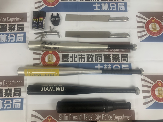 警方扣回数支球棒、辣椒水与刀械。（苏育宣翻摄）