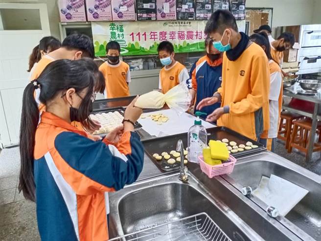 結合在地食農教育，大安國中孩子更親手製作米式馬卡龍。（大安農會提供）