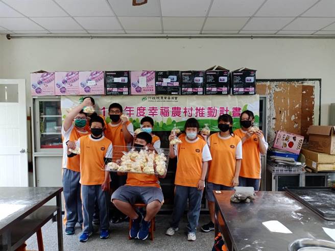 結合在地食農教育，大安國中孩子更親手製作米式馬卡龍。（大安農會提供）