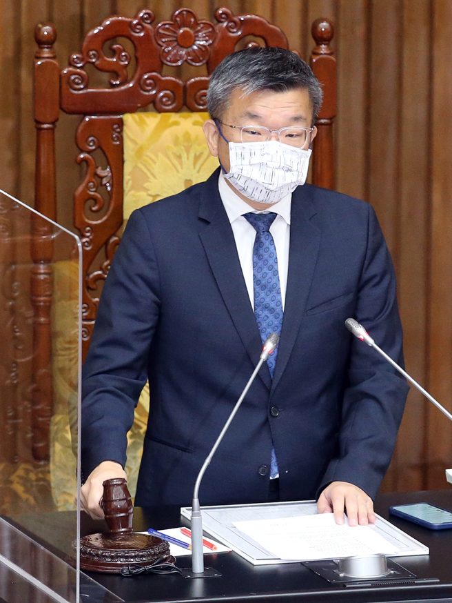 立法院院会19日由副院长蔡其昌（见图）敲下议事槌，三读通过《食农教育法》，规范「食农教育」的定义，规定政府学校等机关应优先採用在地生产的农产品或以在地农产为主要原料的食品，同时规范农委会应该邀集专家组成「食农教育推动会」，每年至少举行两次会议。（赵双杰摄）