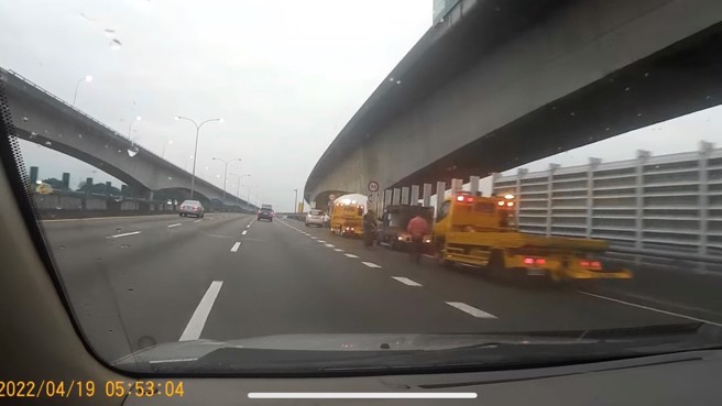 男網友行經高速公路時，驚見鋼筋散落滿地，閃避後忍不住痛罵「甘，四聲」。（圖／截自爆怨公社）