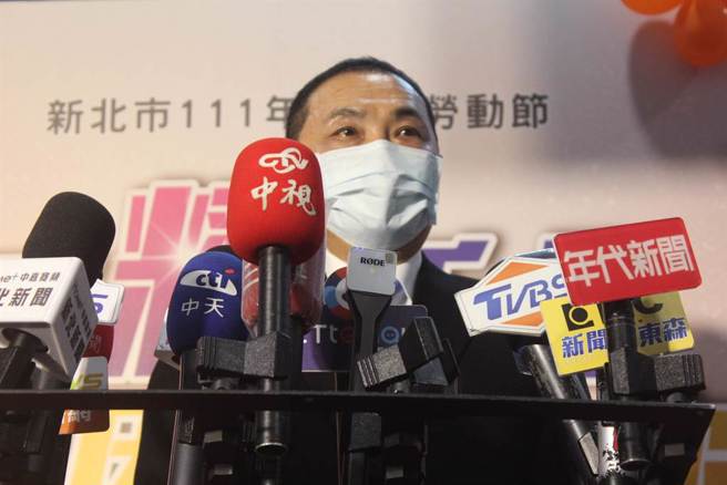 新北市长侯友宜今眼眶泛红、自责表示，今天一早开会听到最难过的消息，小弟弟离开人世，在半夜走的，他非常难过不舍跟哀痛。（图／记者陈慰慈摄）
