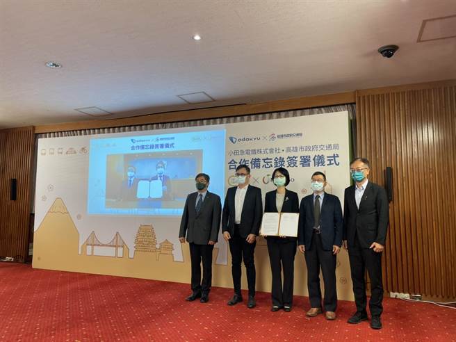 高雄市交通局與日本小田急電鐵株式會社簽署合作備忘錄。（洪靖宜攝）
