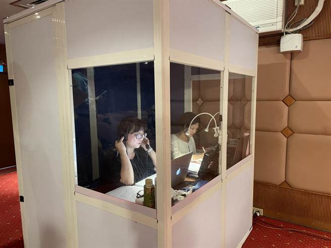 跨國簽署現場還有翻譯人員同步口譯。（洪靖宜攝）