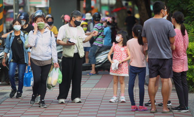 莫德纳药厂表示，6900名儿童在2次注射后，数据显示，儿童的抗病毒抗体水平与接受常规强度注射的年轻人一样强。儿童示意图。(资料照/张铠乙摄)