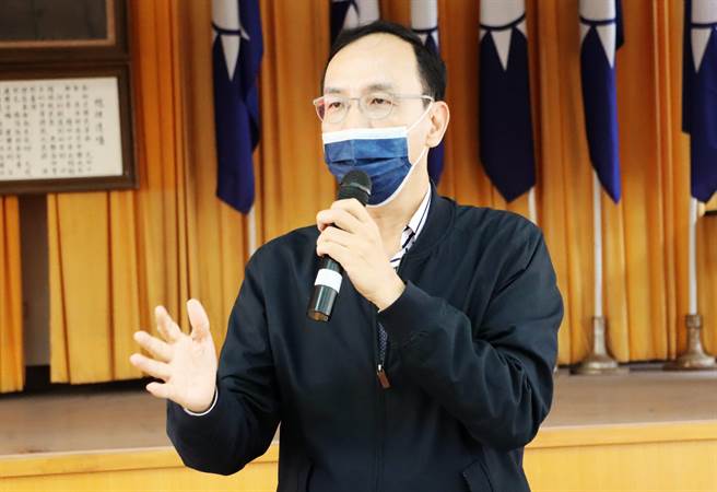 国民党主席朱立伦今针对中央流行疫情指挥中心决定开放6至11岁儿童打莫德纳，呼吁政府应运用包括民间所有力量，尽快找出儿童专用的BNT。（吕妍庭摄）