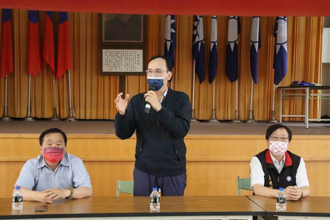 国民党主席朱立伦今南下嘉义县参加党部小组长精实训练时，向大家心战喊话。（吕妍庭摄）