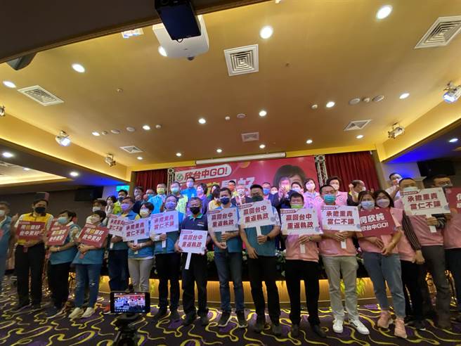 立委何欣純19日大張旗鼓宣布爭取台中市長徵召提名，獲很多議員與支持者到場支持。（盧金足攝） 