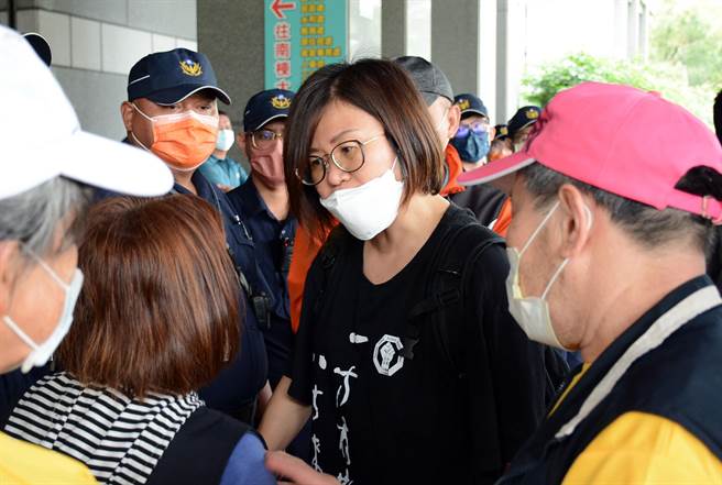 不满屏东市光復路与柳州街拆迁工程，但抗议群眾内部意见不合，让行动草草结束，警方也看傻眼。（林和生摄）