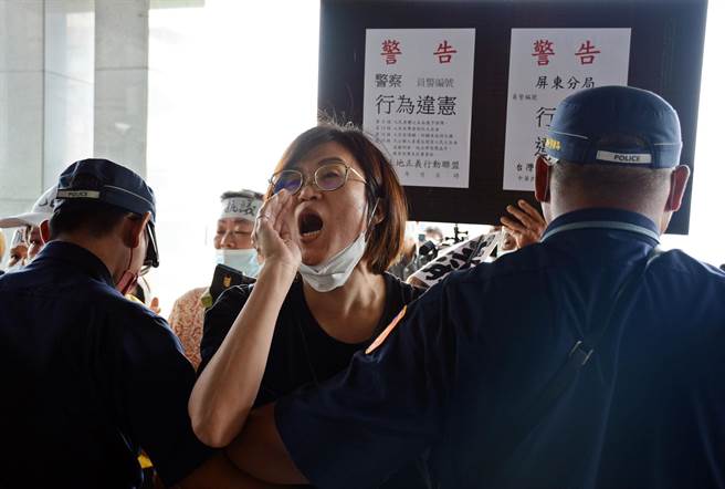 民眾不满屏东市光復路与柳州街地上物拆迁案，一早到县府抗议，遭优势警力隔离。 （林和生摄）