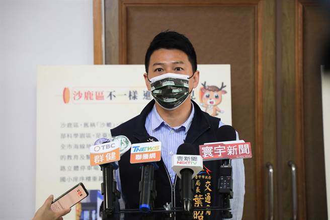 台中市交通局长叶昭甫19日在市政会议召开前受访指出，蓝线规划是一个更优化的方案。（陈淑娥摄）