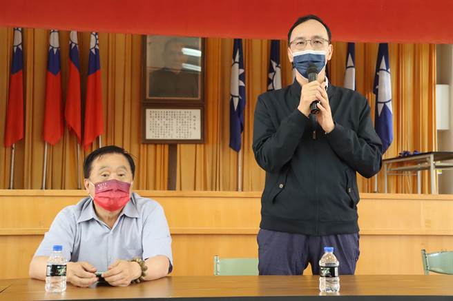 國民黨主席朱立倫（右）今南下嘉義縣參加黨部小組長精實訓練，向黨員、幹部心戰喊話。（呂妍庭攝）