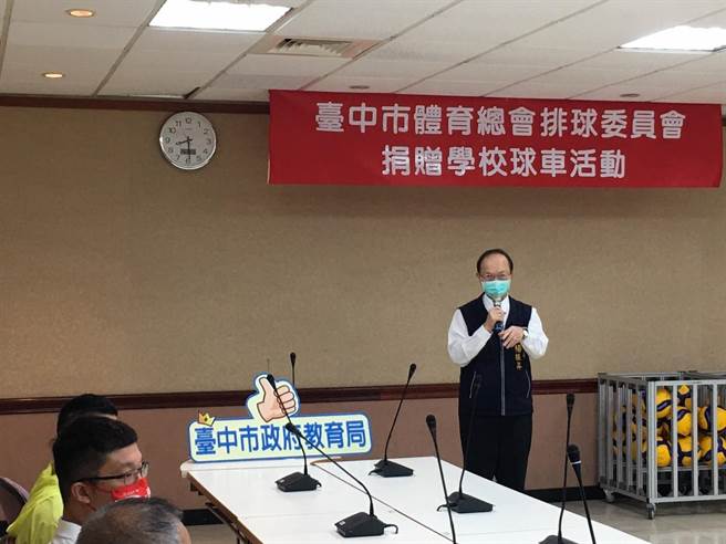 台中市教育局長楊振昇肯定市議員周永鴻關心排球隊設備。（周永鴻提供）
