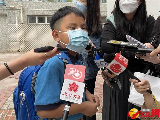 香港一名何姓小學生表示，對於能夠復課感到非常開心。（香港文匯網）