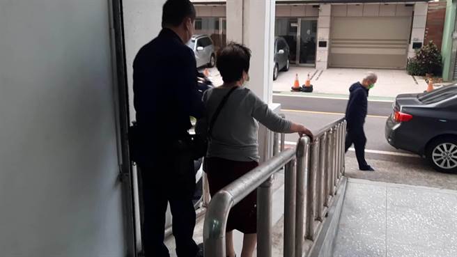 警方顺利协助83岁失智妇返家。（警方提供）