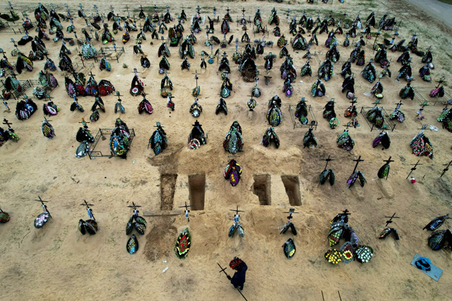 俄军撤离后，基辅郊区城镇伊尔平（Irpin）下葬数百具遗体，墓园看不到尽头。（图／路透社）